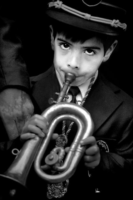 Niño tocando